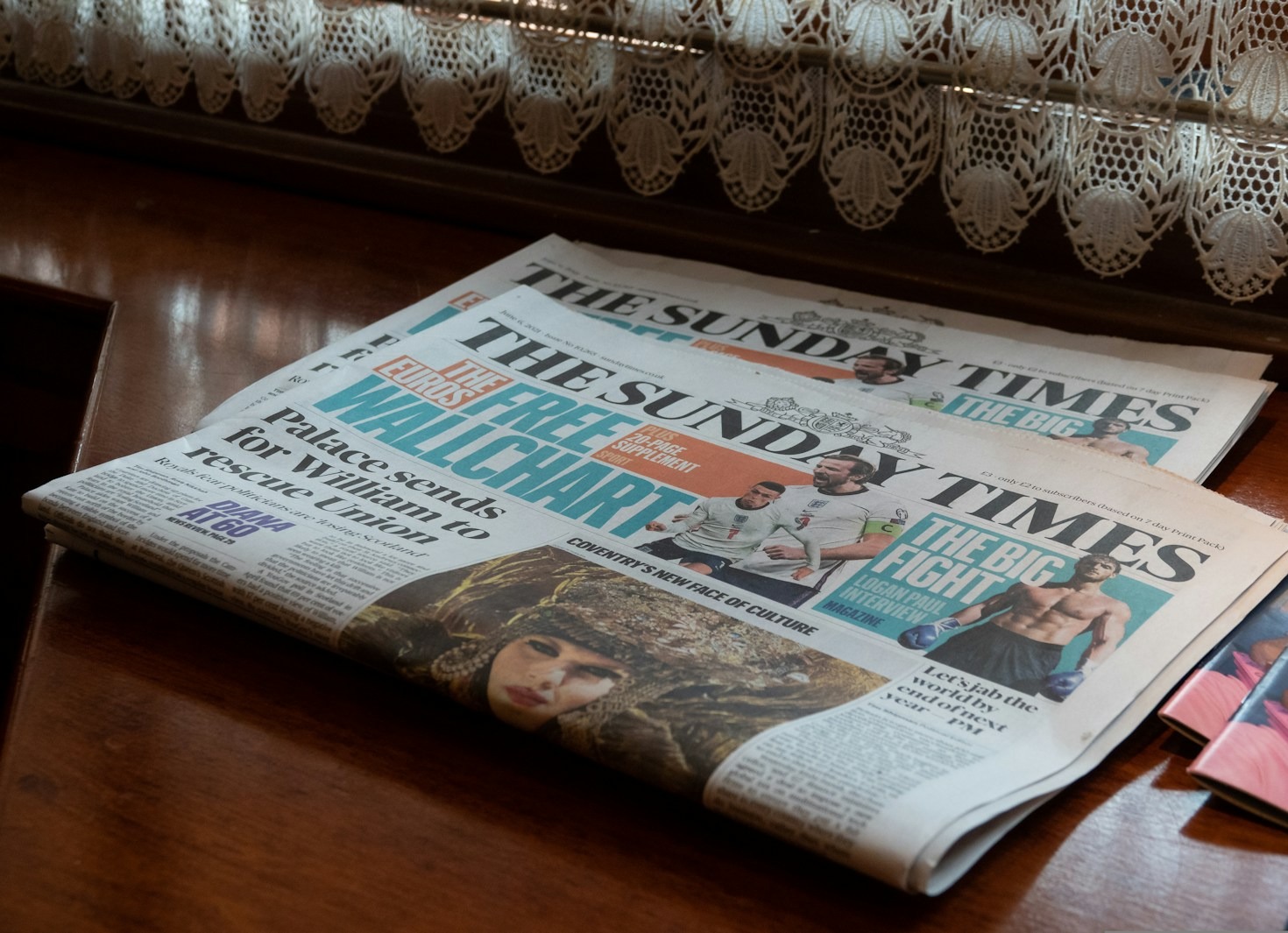 The Art of Delivering Breaking News